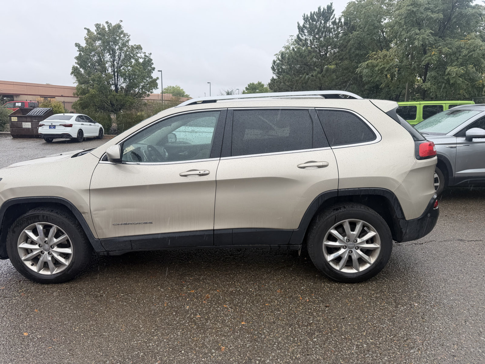 Used 2015 Jeep Cherokee Limited w/ Technology Group AWD/4WD image 3