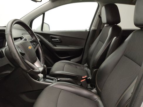 Used 2020 Chevrolet Trax LT w/ LT Convenience Package FWD image 17