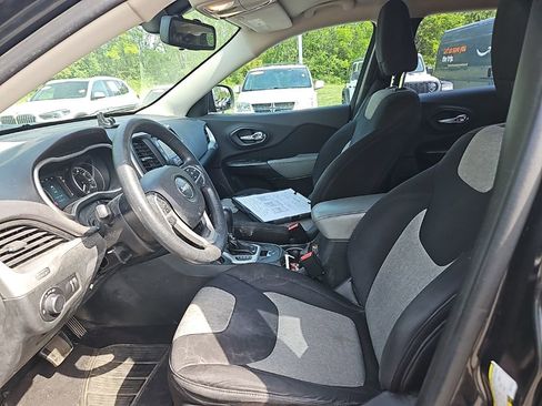 Used 2014 Jeep Cherokee Sport image 15