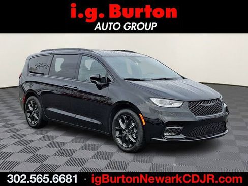 New 2026 Chrysler Pacifica Select w/ S Appearance Package image 1