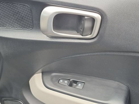 Used 2025 Hyundai Venue SEL FWD image 33