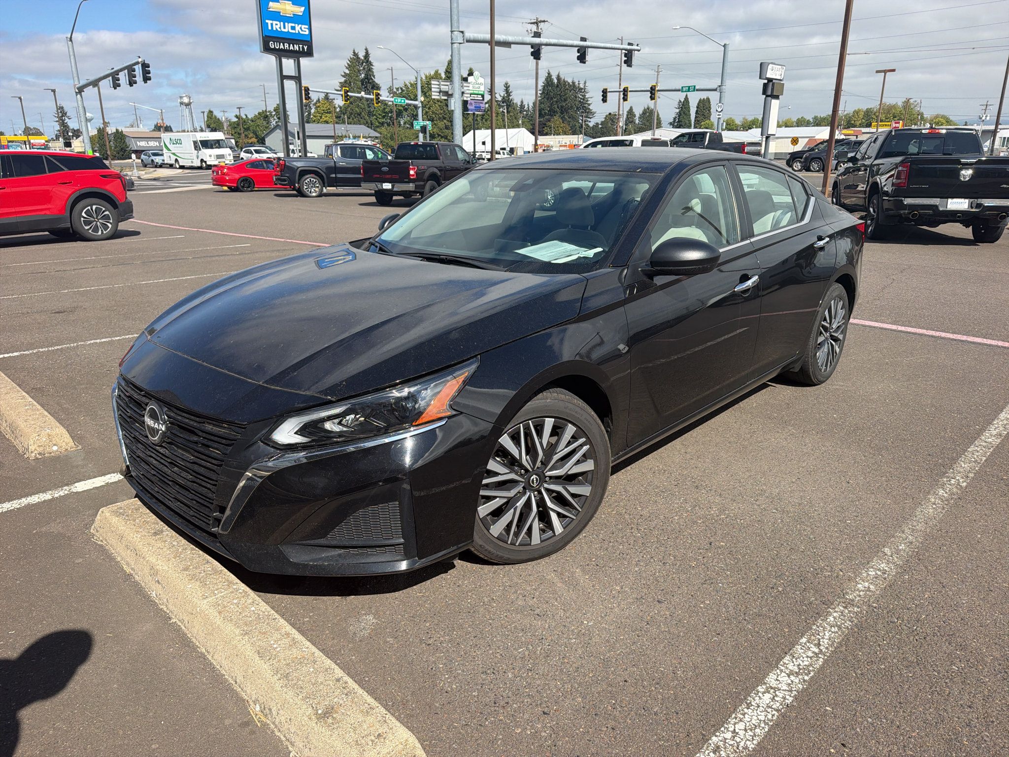 Used 2025 Nissan Altima 2.5 SV FWD image 8