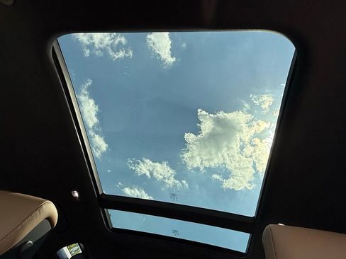 New 2026 Land Rover Defender 110 X-Dynamic SE image 31