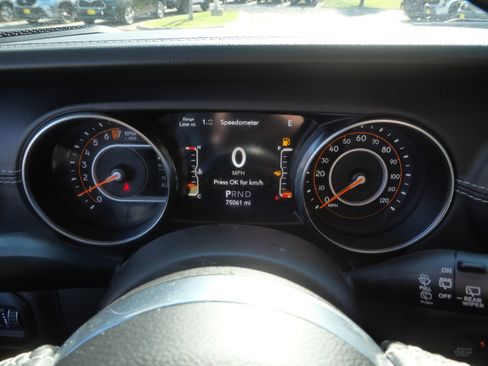 Used 2019 Jeep Wrangler Unlimited Sahara w/ Quick Order Package 24M Moab AWD/4WD image 21