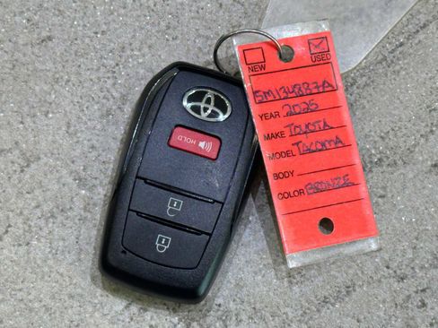 Certified 2025 Toyota Tacoma TRD Off-Road AWD/4WD image 31