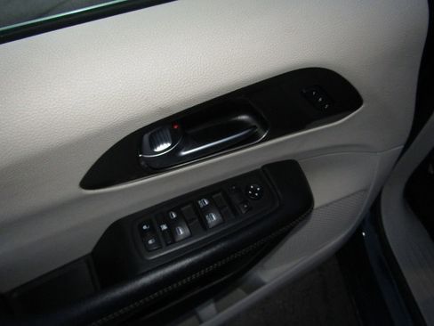 Used 2022 Chrysler Pacifica Touring-L FWD image 27