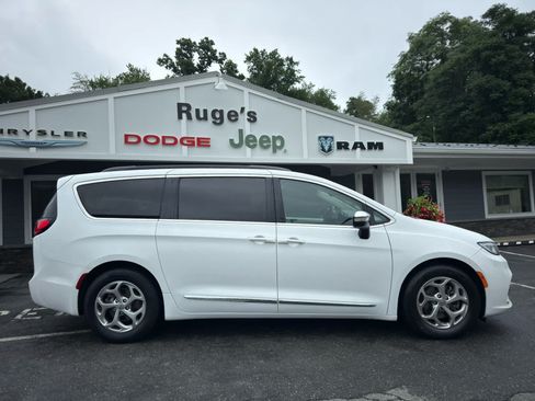 Used 2023 Chrysler Pacifica Limited FWD image 2