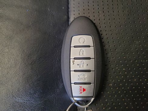 Used 2020 Nissan Armada SL image 32