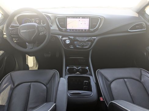 Used 2023 Chrysler Pacifica Limited w/ S Appearance Package image 18