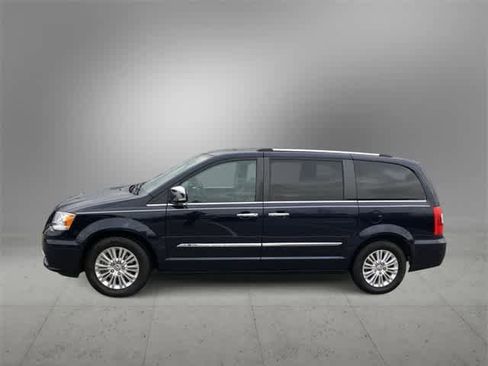 Used 2014 Chrysler Town & Country Limited w/ Luxury Group image 3