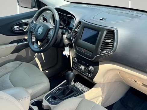 Used 2019 Jeep Cherokee Latitude w/ Popular Appearance Group FWD image 12
