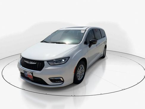 New 2026 Chrysler Pacifica Select FWD image 4