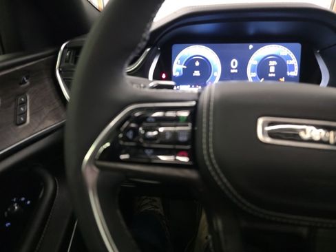 Used 2024 Jeep Grand Cherokee Overland w/ Luxury Tech Group IV image 13