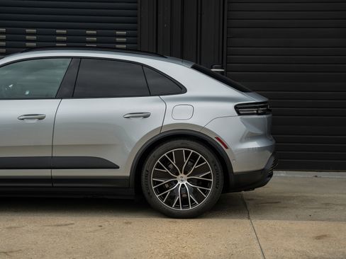 Certified 2025 Porsche Macan Electric image 12
