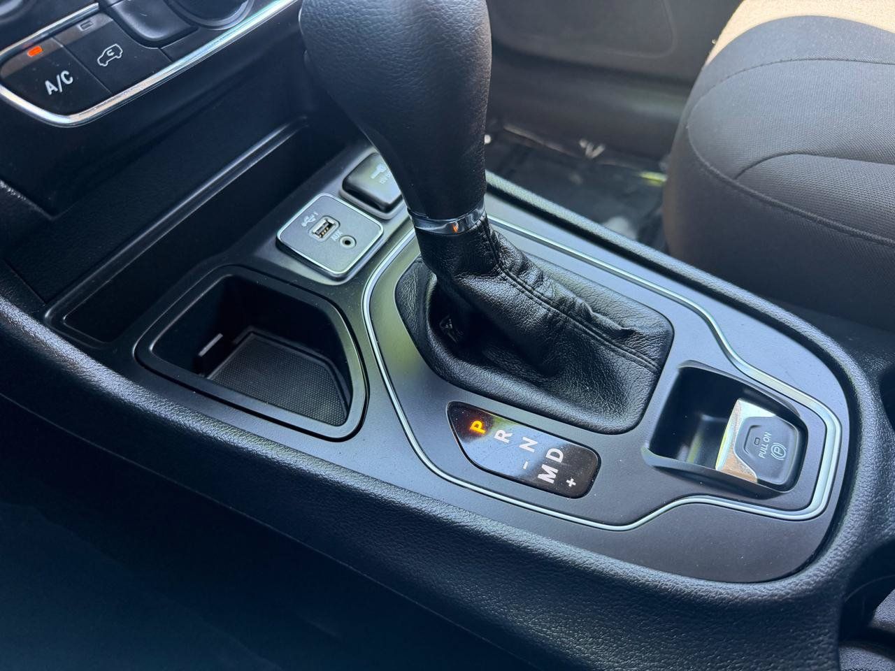 Used 2019 Jeep Cherokee Latitude w/ Popular Appearance Group FWD image 14