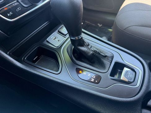 Used 2019 Jeep Cherokee Latitude w/ Popular Appearance Group FWD image 14