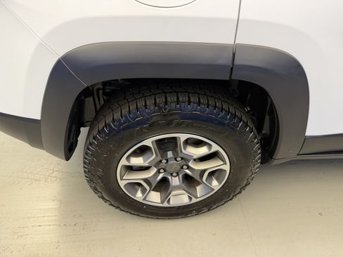 Used 2020 Jeep Cherokee Trailhawk w/ Comfort/Convenience Group AWD/4WD image 8