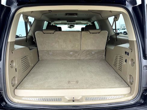 Used 2016 Chevrolet Suburban LT image 8