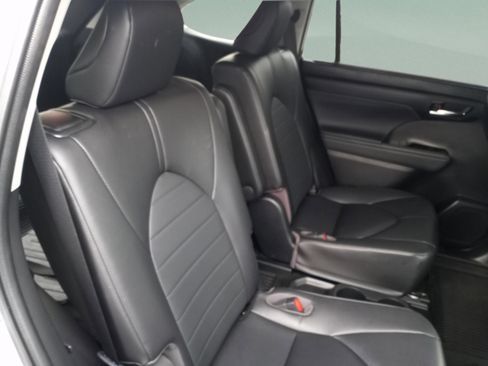 Used 2023 Toyota Highlander XLE image 34