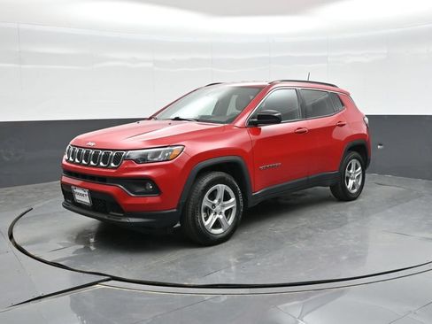 Used 2024 Jeep Compass Latitude AWD/4WD image 1