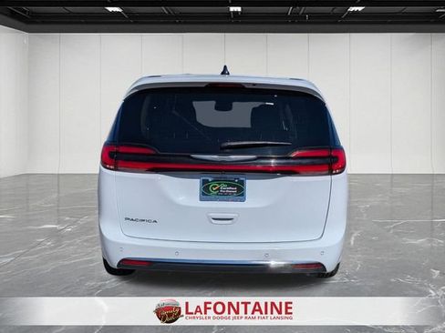 Used 2023 Chrysler Pacifica Touring-L image 4