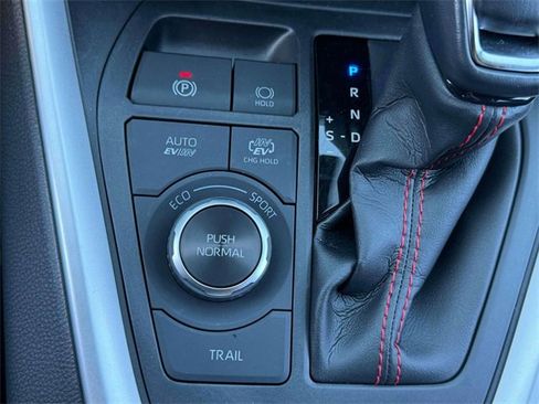 Used 2022 Toyota RAV4 SE image 33