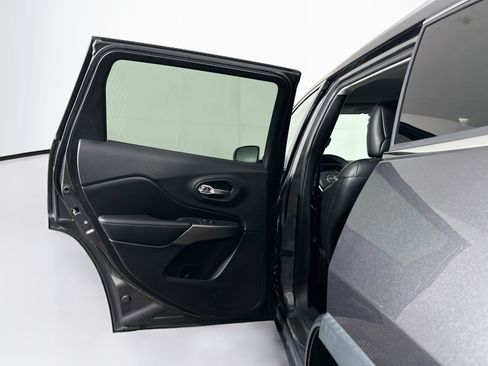 Used 2019 Jeep Cherokee Limited FWD image 25