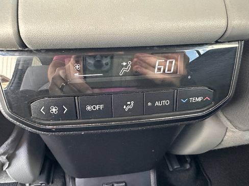 Used 2024 Toyota Highlander LE image 27