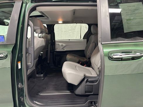 Used 2025 Toyota Sienna XLE image 46