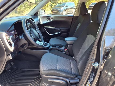 Used 2023 Kia Soul LX image 11