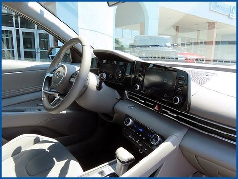 Used 2022 Hyundai Elantra SEL w/ Convenience Package FWD image 8