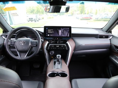 Used 2023 Toyota Venza XLE AWD/4WD image 16