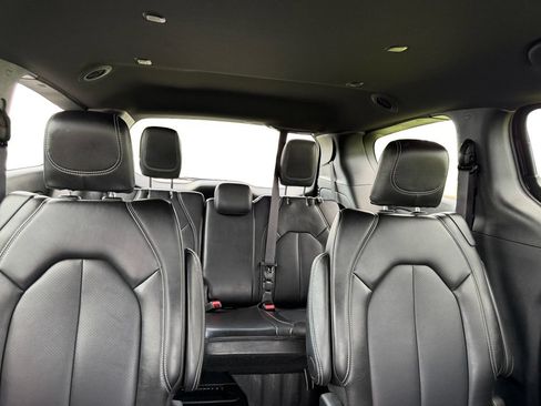 Used 2025 Chrysler Pacifica Select FWD image 14