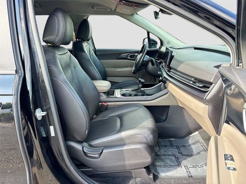 Used 2025 Kia Carnival FWD image 29