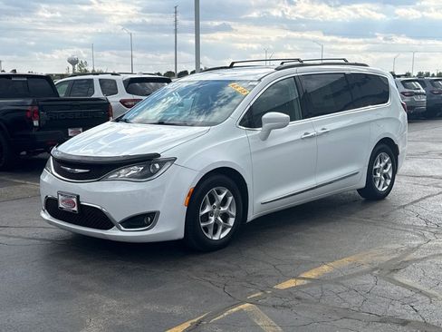 Used 2017 Chrysler Pacifica Touring-L w/ Tire & Wheel Group FWD image 7