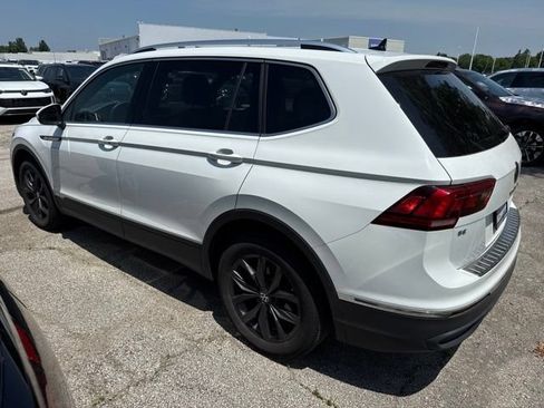 Certified 2024 Volkswagen Tiguan SE w/ Panoramic Sunroof Package AWD/4WD image 3
