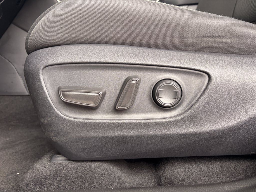 Used 2025 Toyota RAV4 XLE AWD/4WD image 30