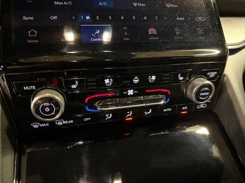 Used 2022 Jeep Grand Cherokee Overland w/ Luxury Tech Group IV AWD/4WD image 22