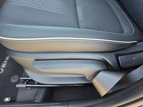 Used 2025 Hyundai Venue Limited FWD image 13