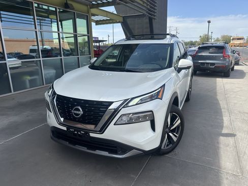 Used 2023 Nissan Rogue SL image 2