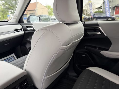 Used 2025 Mitsubishi Outlander SE AWD/4WD image 27