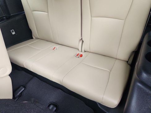 Used 2023 Toyota Highlander XLE AWD/4WD image 4
