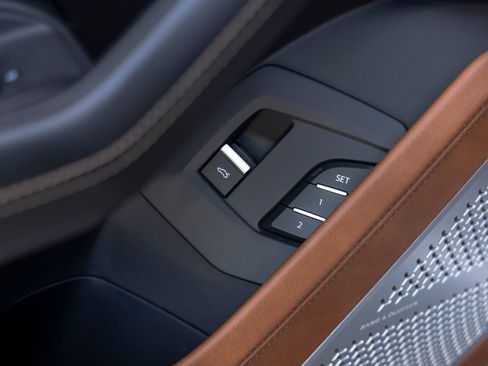 Used 2019 Lamborghini Urus AWD/4WD image 24