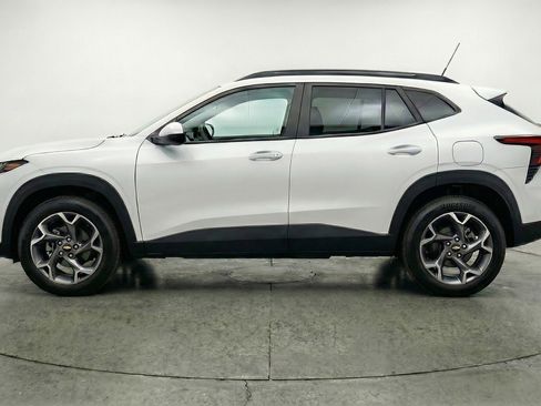 Used 2025 Chevrolet Trax LT w/ LT Convenience Package FWD image 5