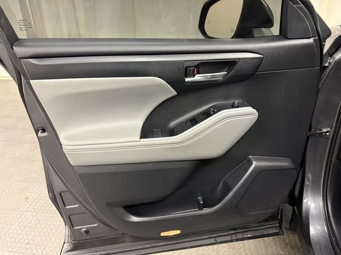 Used 2022 Toyota Highlander XLE image 27