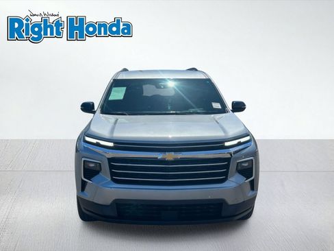 Used 2025 Chevrolet Traverse LT FWD image 9