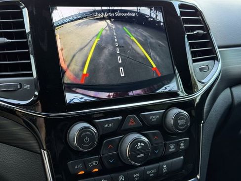 Used 2022 Jeep Grand Cherokee Laredo X image 15