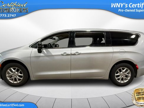 Used 2024 Chrysler Pacifica Touring-L FWD image 10