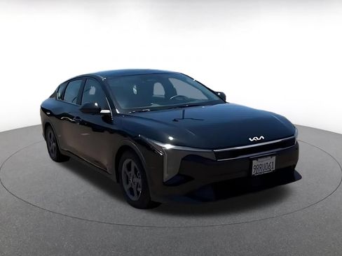 Used 2025 Kia K4 FWD image 3
