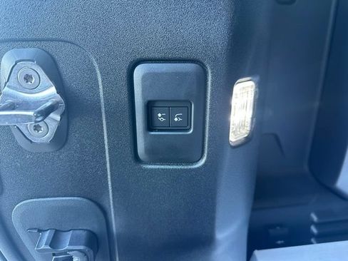 Used 2025 Land Rover Defender 110 X-Dynamic SE AWD/4WD image 39